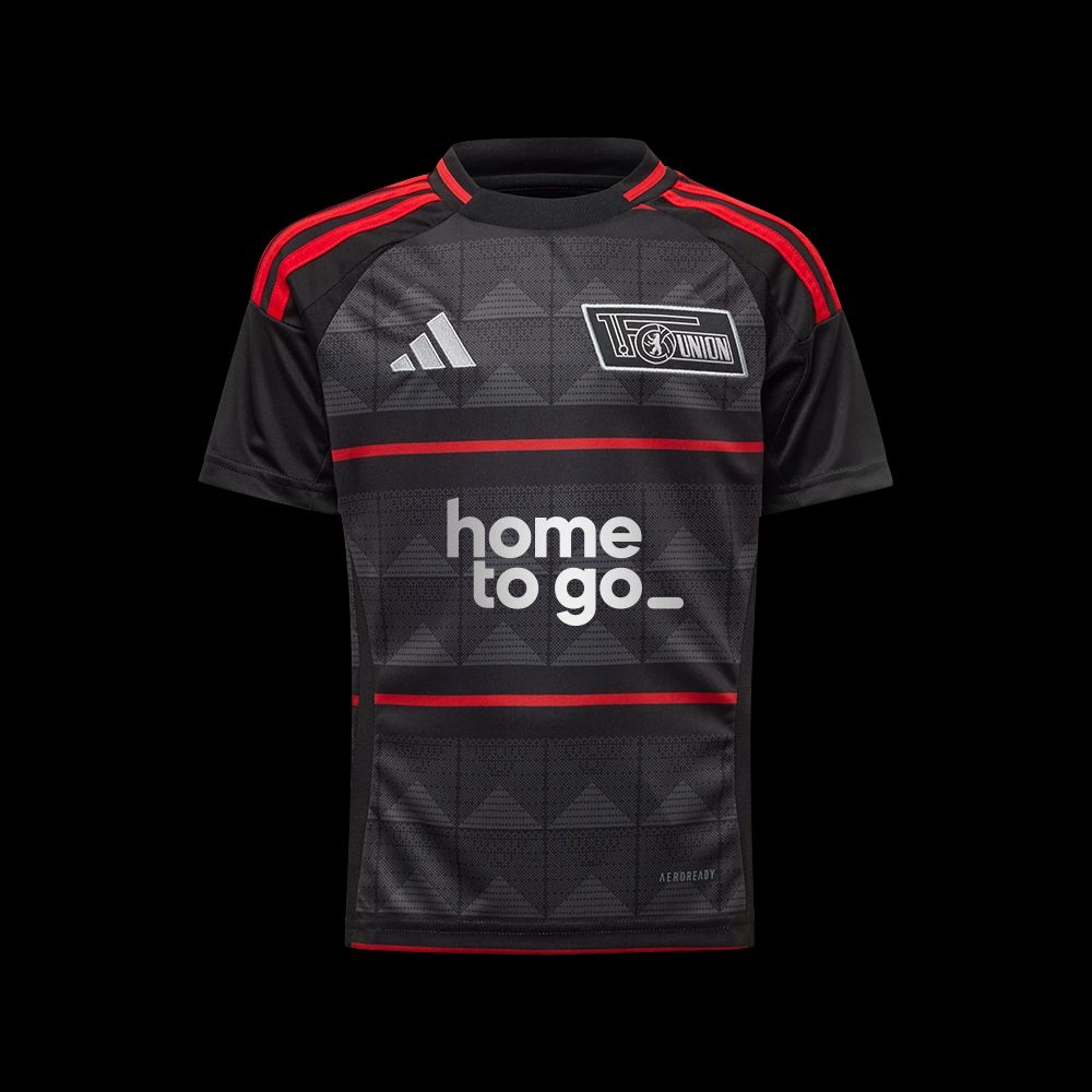 Schwarzes Fußballtrikot mit roten Streifen und grafischem Muster, bedruckt mit "home to go_" auf der Vorderseite.