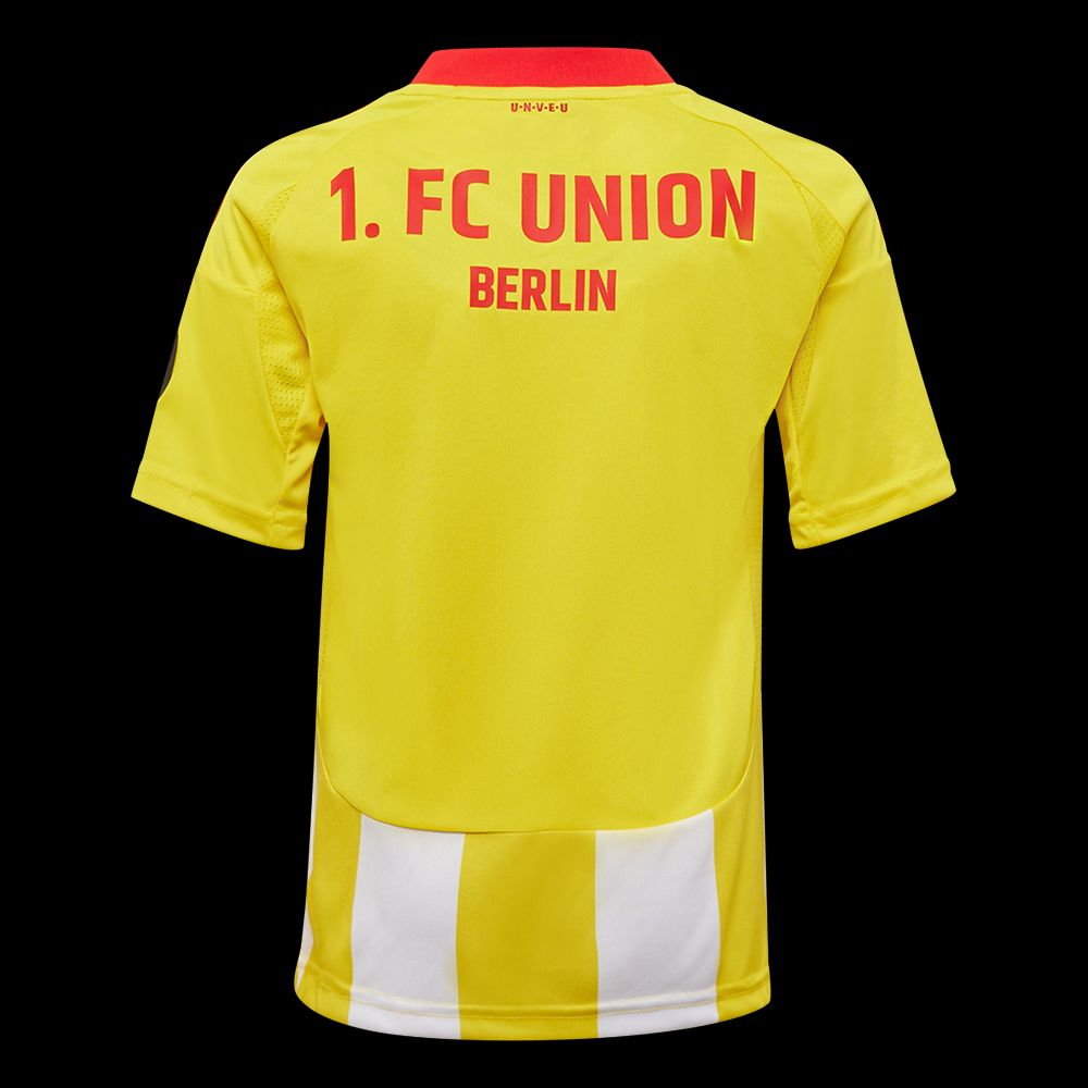 Gelbes Fußballtrikot mit roten Schriftzügen "1. FC UNION" und "BERLIN" auf der Rückseite.